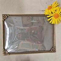 rektangulaer-messing-billedramme-flot-dekorerede-hjoerner-gammel-fotoramme